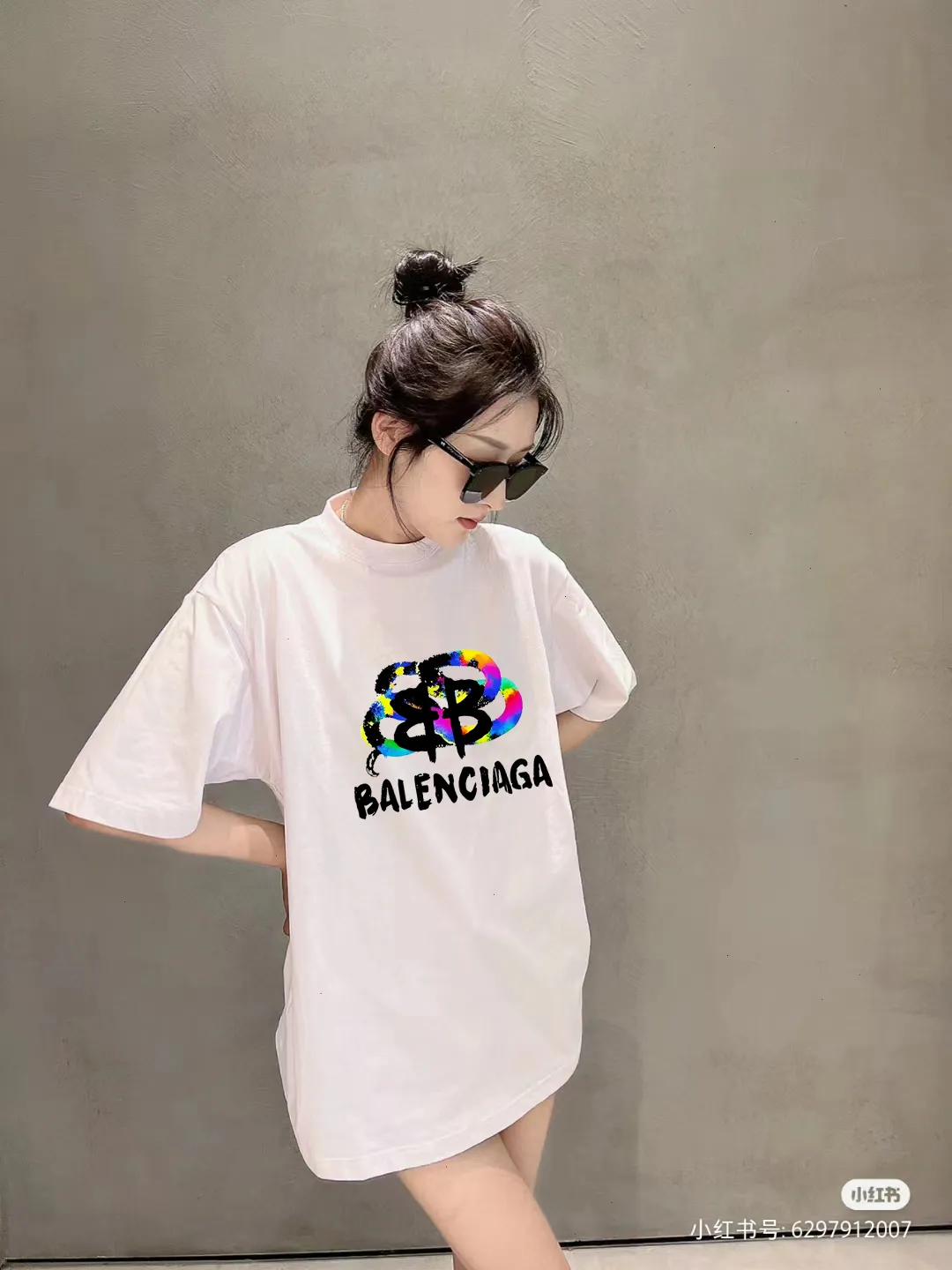 P80✨🔥 BALENCIAGA Paris lettering printed short-sleeved T-shirt. Custom-woven and dyed 300 grams of combed cotton heavyweight fabric. Zero color difference in threads. Perfect details. Different from the current currency version. Welcome to compare. Same Style for men and women. Must-sell in the picture above. Color: White Black Size: 1 2 3 4